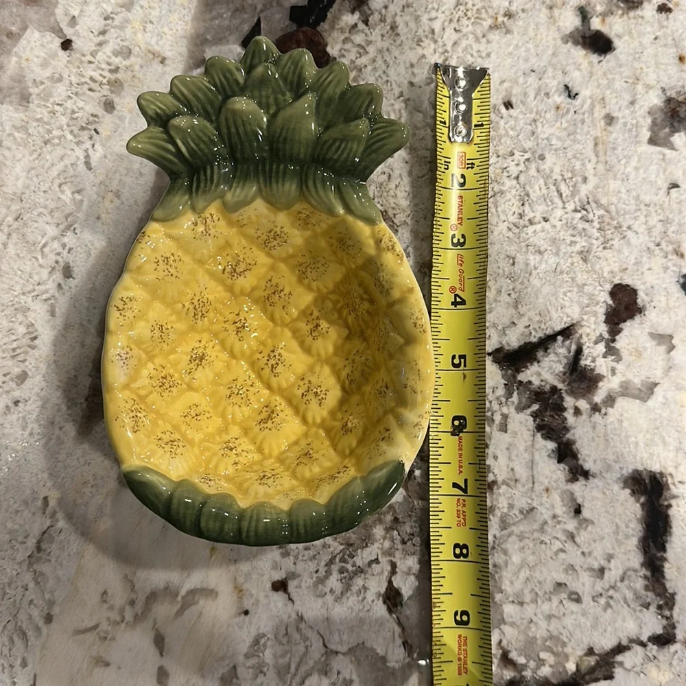 sur la table pineapple dish